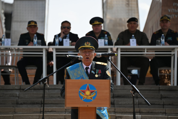 Шымкент проводил 27 новобранцев в престижные войска