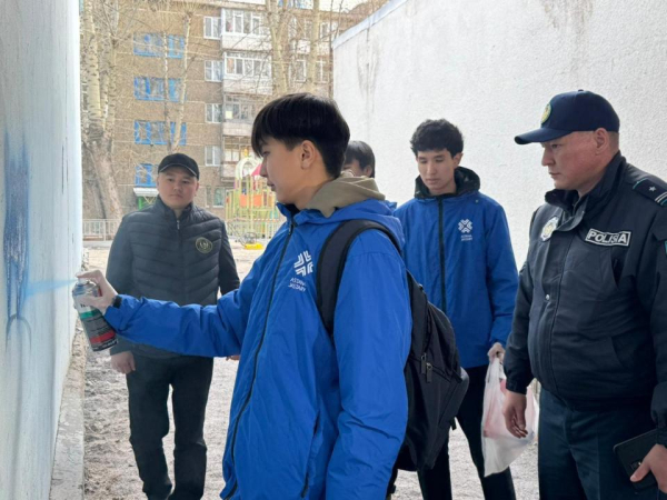 Как в Астане борются с рекламой наркотиков на улицах