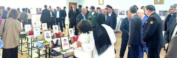 В память о погибших 165 учениках иранской школы в Астане организовали фотовыставку