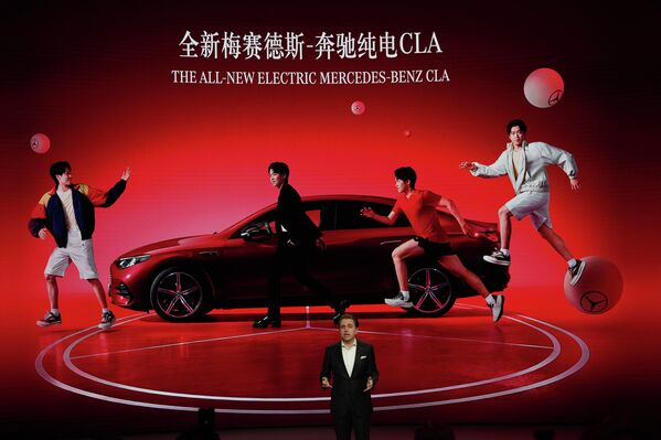 Дама с собачкой-роботом и авто в виде сиреневого единорога: автосалон в Пекине-2026. Фото