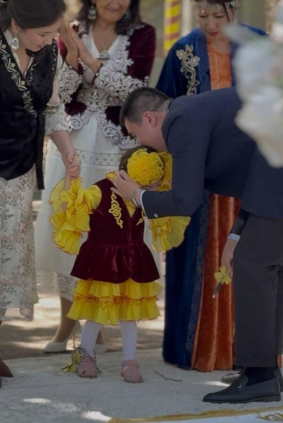 Спасли после падения с высоты: в Алматы маленьким пациенткам провели церемонию тусаукесер