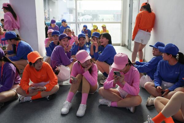 Дама с собачкой-роботом и авто в виде сиреневого единорога: автосалон в Пекине-2026. Фото