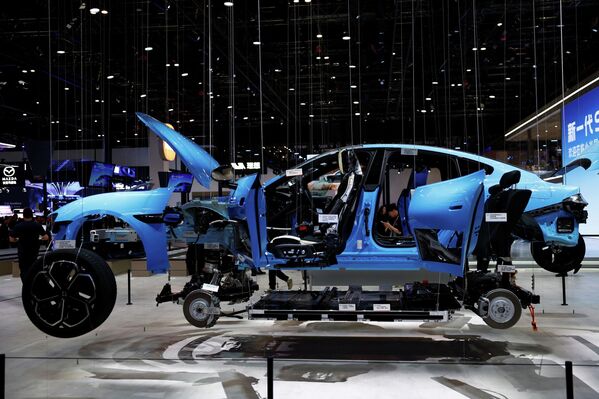 Дама с собачкой-роботом и авто в виде сиреневого единорога: автосалон в Пекине-2026. Фото