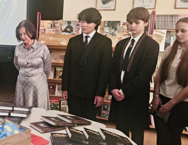 Посольство Казахстана передало фото Бауыржана Момышулы московской школе, носящей имя героя