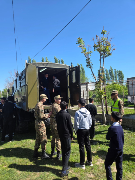 Военные Казахстана отработали управление техникой в полевых условиях