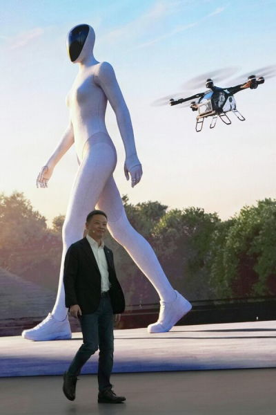 Дама с собачкой-роботом и авто в виде сиреневого единорога: автосалон в Пекине-2026. Фото