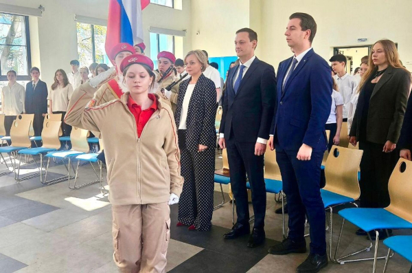 Посольство Казахстана передало фото Бауыржана Момышулы московской школе, носящей имя героя