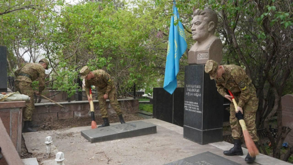 В Алматы курсанты почтили память прославленных казахстанцев В Алматы курсанты почтили память прославленных казахстанцев