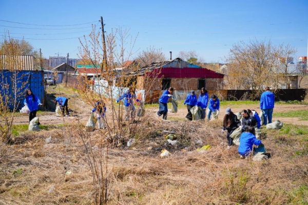 &laquo;Таза Қазақстан&raquo;: около 200 человек вышли на уборку набережной Есиля в столице