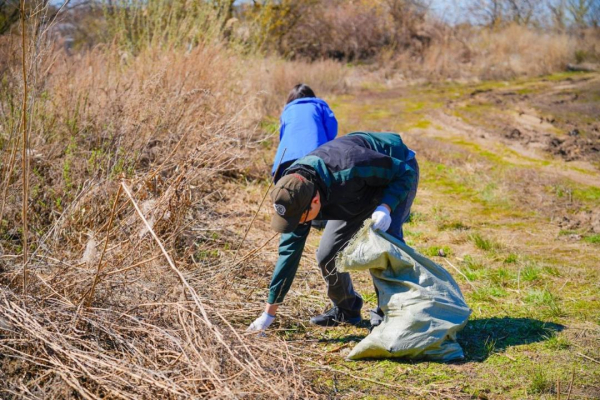 &laquo;Таза Қазақстан&raquo;: около 200 человек вышли на уборку набережной Есиля в столице
