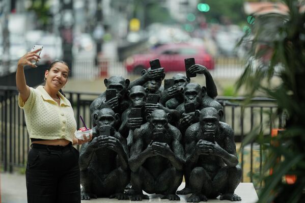 Ким Чен Ын в зоомагазине и "платье свободы": самые яркие кадры недели Ким Чен Ын в зоомагазине и "платье свободы": самые яркие кадры недели