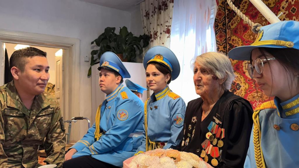 Гвардейцы и молодёжь посетили 103-летнего ветерана Великой Отечественной войны