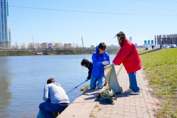 &laquo;Таза Қазақстан&raquo;: около 200 человек вышли на уборку набережной Есиля в столице
