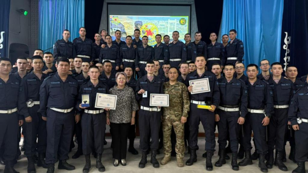 В Семее наградили гвардейцев, предотвративших трагедию с ребенком В Семее наградили гвардейцев, предотвративших трагедию с ребенком