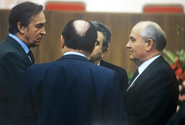 Мемориальную доску к 100-летию главы агентства "Новости" Фалина открыли в Москве Мемориальную доску к 100-летию главы агентства "Новости" Фалина открыли в Москве