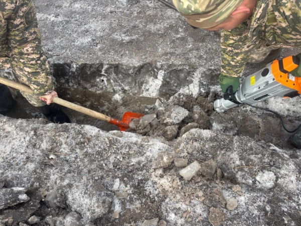 Заслон стихии: бойцы теробороны укрепляют дамбы