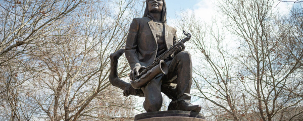 Леонид Агутин почтил память певца Батырхана Шукенова в Алматы