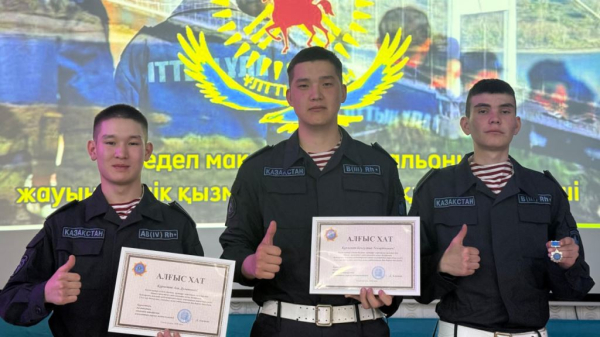 В Семее наградили гвардейцев, предотвративших трагедию с ребенком В Семее наградили гвардейцев, предотвративших трагедию с ребенком