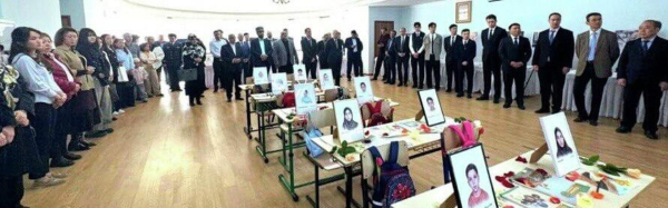 В память о погибших 165 учениках иранской школы в Астане организовали фотовыставку