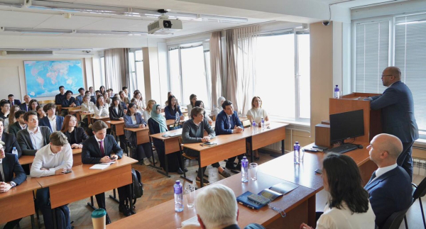 Сотрудничество с МГУ обсудил посол Казахстана в России с ректором Садовничим 