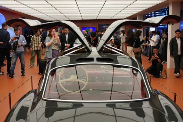 Дама с собачкой-роботом и авто в виде сиреневого единорога: автосалон в Пекине-2026. Фото