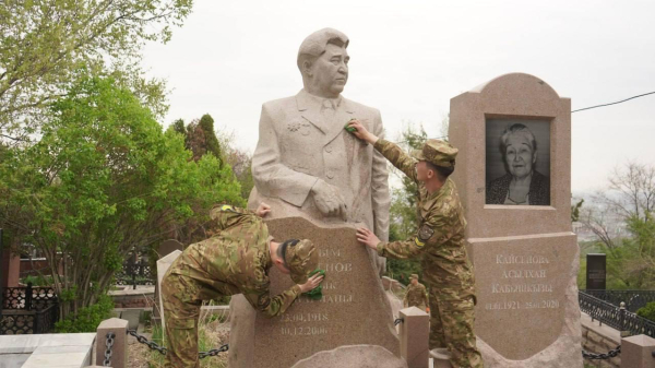 В Алматы курсанты почтили память прославленных казахстанцев В Алматы курсанты почтили память прославленных казахстанцев
