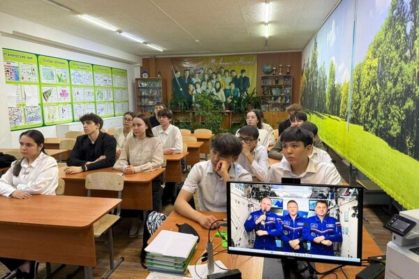 Казахстанских школьников - участников "Звездного диктанта" приветствовали космонавты Казахстанских школьников - участников "Звездного диктанта" приветствовали космонавты