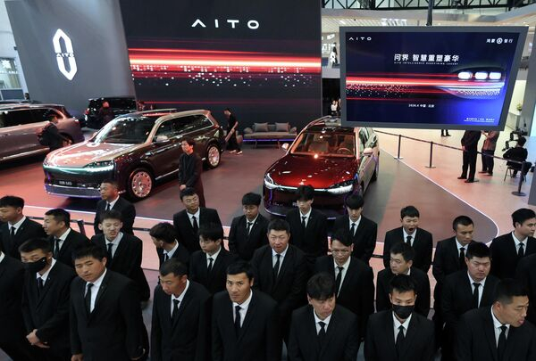 Дама с собачкой-роботом и авто в виде сиреневого единорога: автосалон в Пекине-2026. Фото