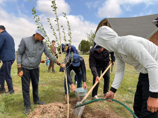 Волонтёры вышли на благоустройство памятных мест