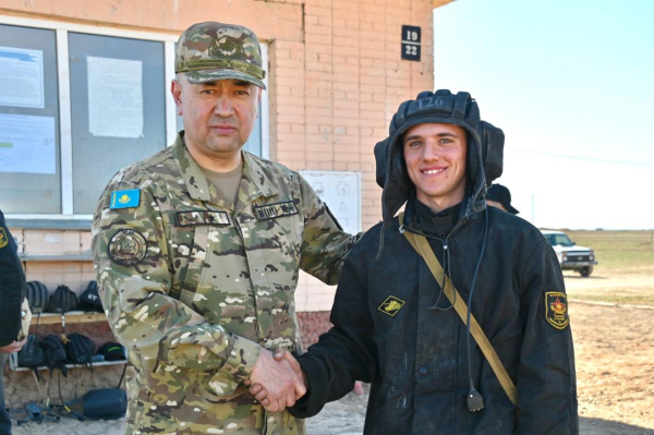 Выстрел с 1800 метров: главком продемонстрировал мастерство