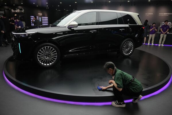 Дама с собачкой-роботом и авто в виде сиреневого единорога: автосалон в Пекине-2026. Фото