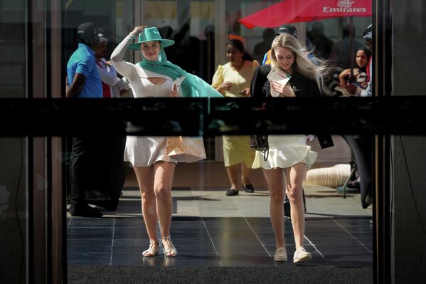 Ким Чен Ын в зоомагазине и "платье свободы": самые яркие кадры недели Ким Чен Ын в зоомагазине и "платье свободы": самые яркие кадры недели