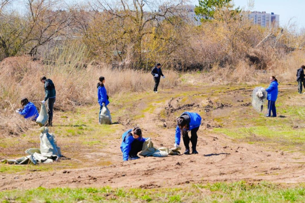 &laquo;Таза Қазақстан&raquo;: около 200 человек вышли на уборку набережной Есиля в столице