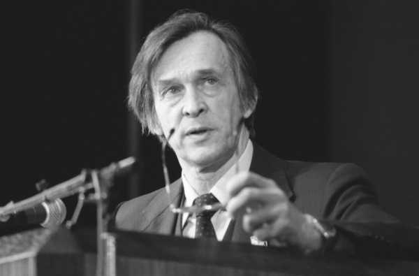 Мемориальную доску к 100-летию главы агентства "Новости" Фалина открыли в Москве Мемориальную доску к 100-летию главы агентства "Новости" Фалина открыли в Москве