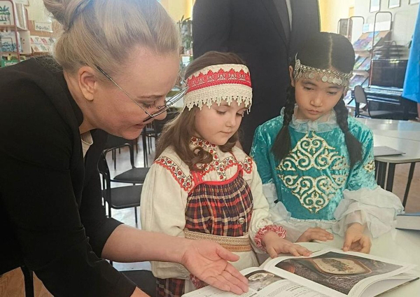 Посольство Казахстана передало фото Бауыржана Момышулы московской школе, носящей имя героя