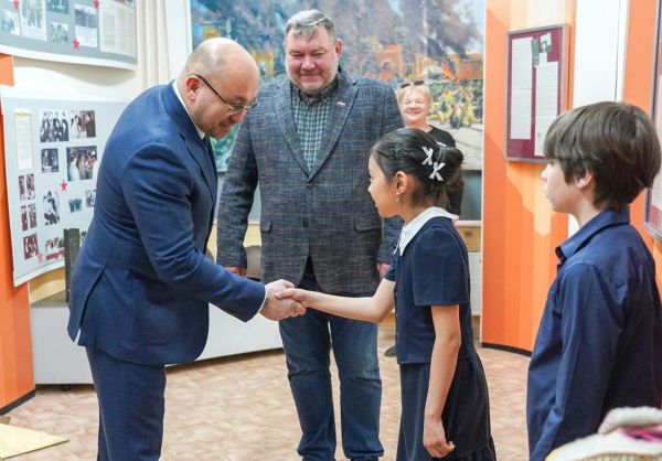 Посольство Казахстана передало фото Бауыржана Момышулы московской школе, носящей имя героя