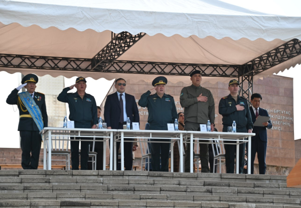 Шымкент проводил 27 новобранцев в престижные войска