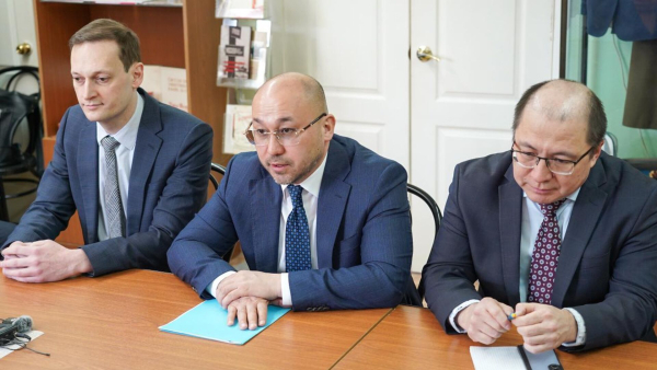 Посольство Казахстана передало фото Бауыржана Момышулы московской школе, носящей имя героя