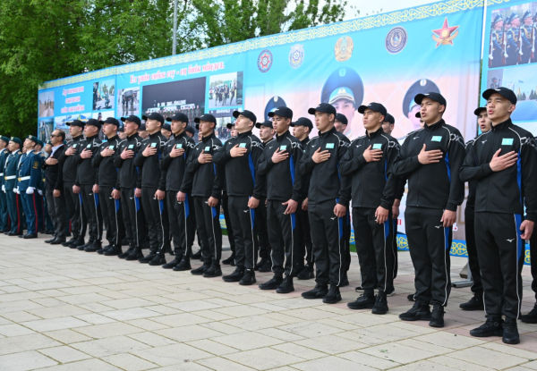 Шымкент проводил 27 новобранцев в престижные войска