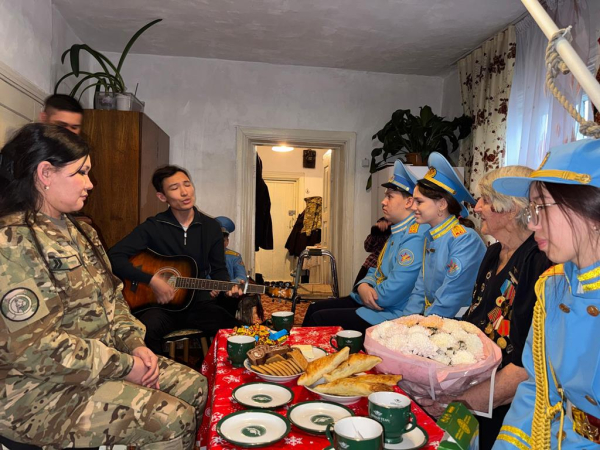 Гвардейцы и молодёжь посетили 103-летнего ветерана Великой Отечественной войны