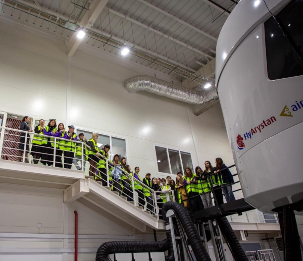 В Астане школьников познакомили с профессиями в авиации