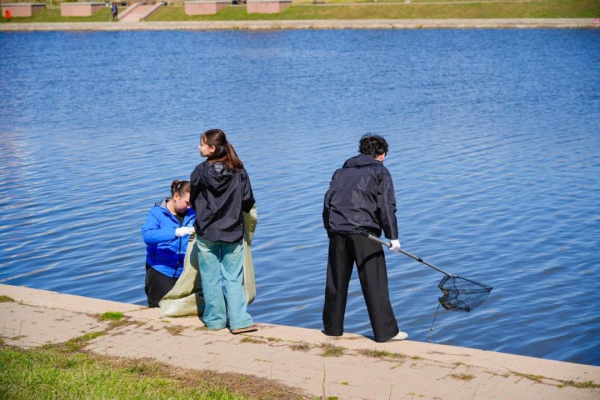 &laquo;Таза Қазақстан&raquo;: около 200 человек вышли на уборку набережной Есиля в столице