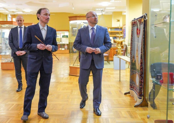 Сотрудничество с МГУ обсудил посол Казахстана в России с ректором Садовничим 