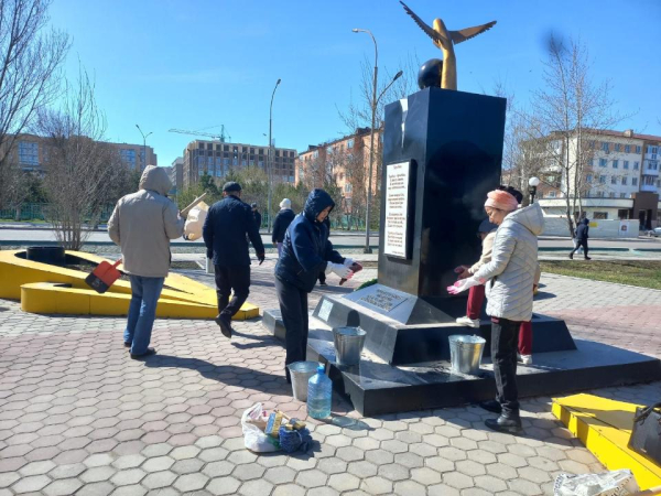 Волонтёры вышли на благоустройство памятных мест