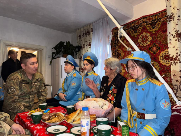 Гвардейцы и молодёжь посетили 103-летнего ветерана Великой Отечественной войны