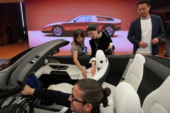 Дама с собачкой-роботом и авто в виде сиреневого единорога: автосалон в Пекине-2026. Фото