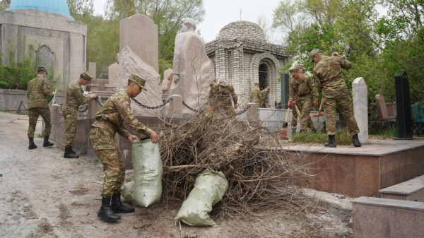 В Алматы курсанты почтили память прославленных казахстанцев В Алматы курсанты почтили память прославленных казахстанцев