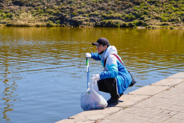 &laquo;Таза Қазақстан&raquo;: около 200 человек вышли на уборку набережной Есиля в столице