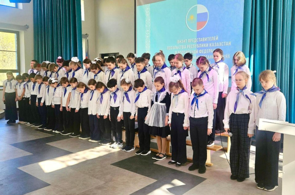 Посольство Казахстана передало фото Бауыржана Момышулы московской школе, носящей имя героя