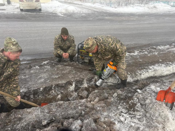 Заслон стихии: бойцы теробороны укрепляют дамбы